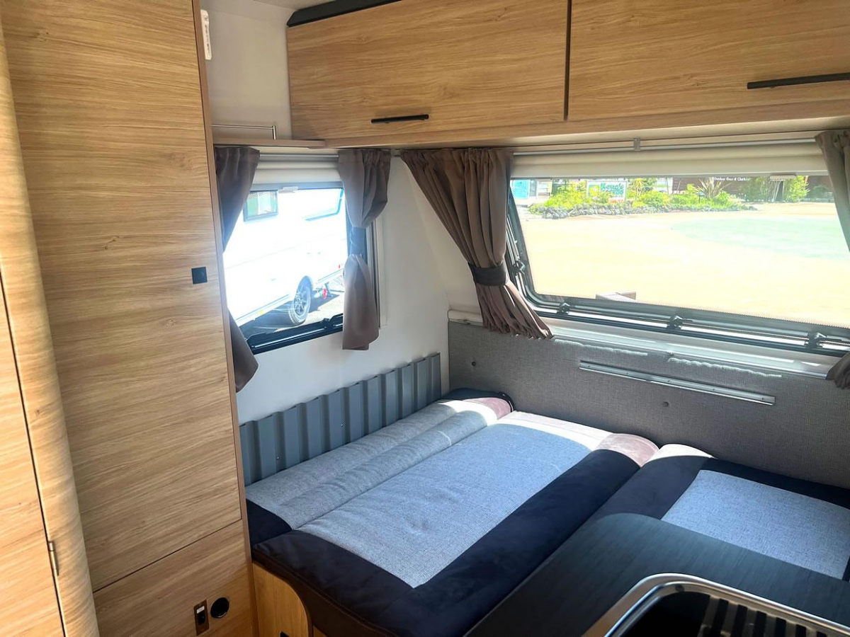 インディアナRV エメロード 376 VIP Hybrid 牽引免許不要で扱える手軽さと、最新の電装システムを融合させた非常に人気の高い軽量キャンピングトレーラーの画像