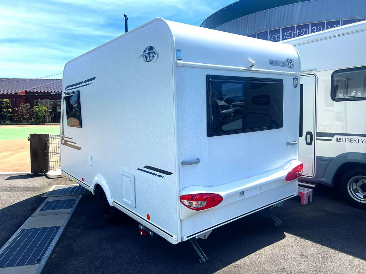 インディアナRV エメロード 376 VIP Hybrid 牽引免許不要で扱える手軽さと、最新の電装システムを融合させた非常に人気の高い軽量キャンピングトレーラーの画像