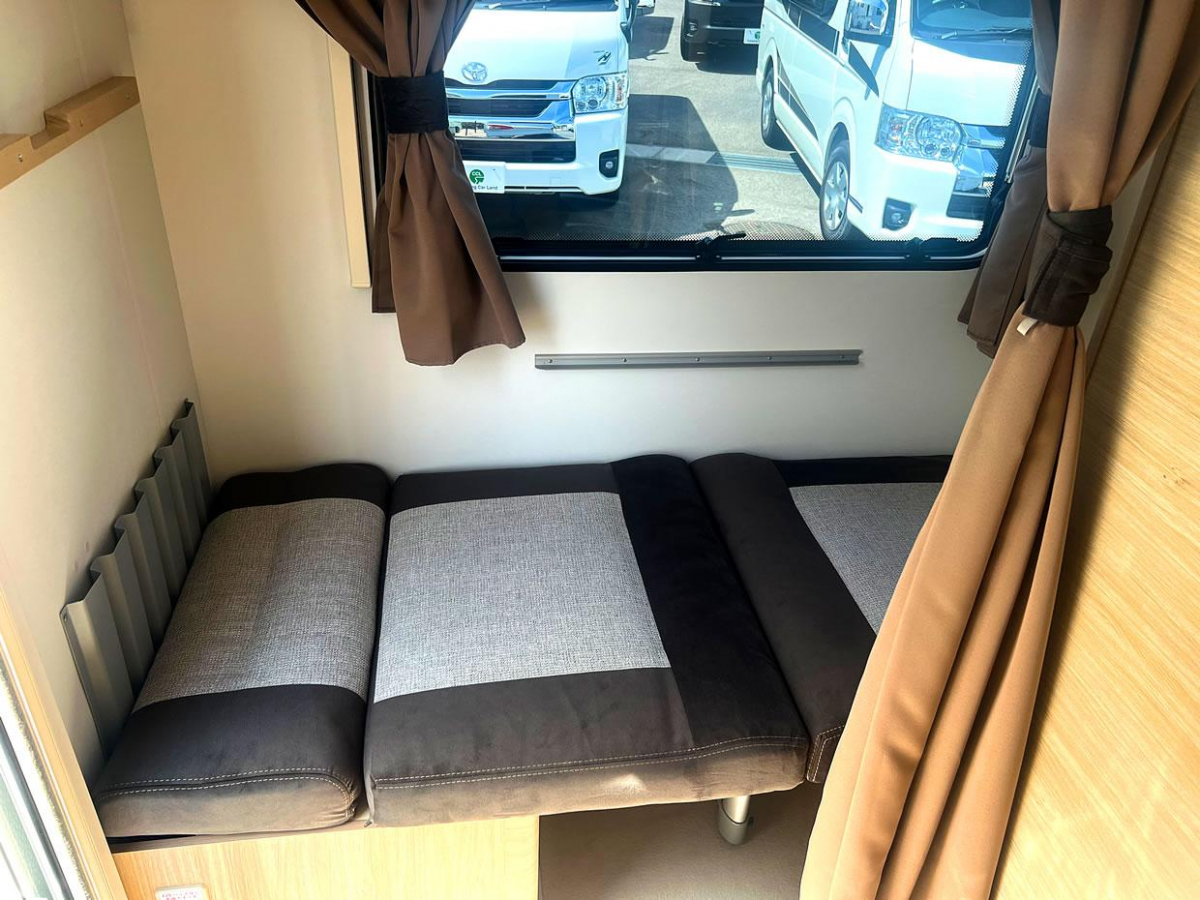 インディアナRV エメロード 376 VIP Hybrid 牽引免許不要で扱える手軽さと、最新の電装システムを融合させた非常に人気の高い軽量キャンピングトレーラーの画像