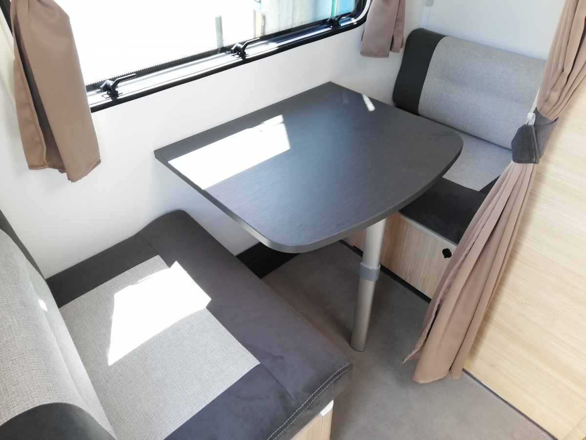 インディアナRV エメロード 376 VIP2.0 けん引免許不要な小さなボディ!の画像