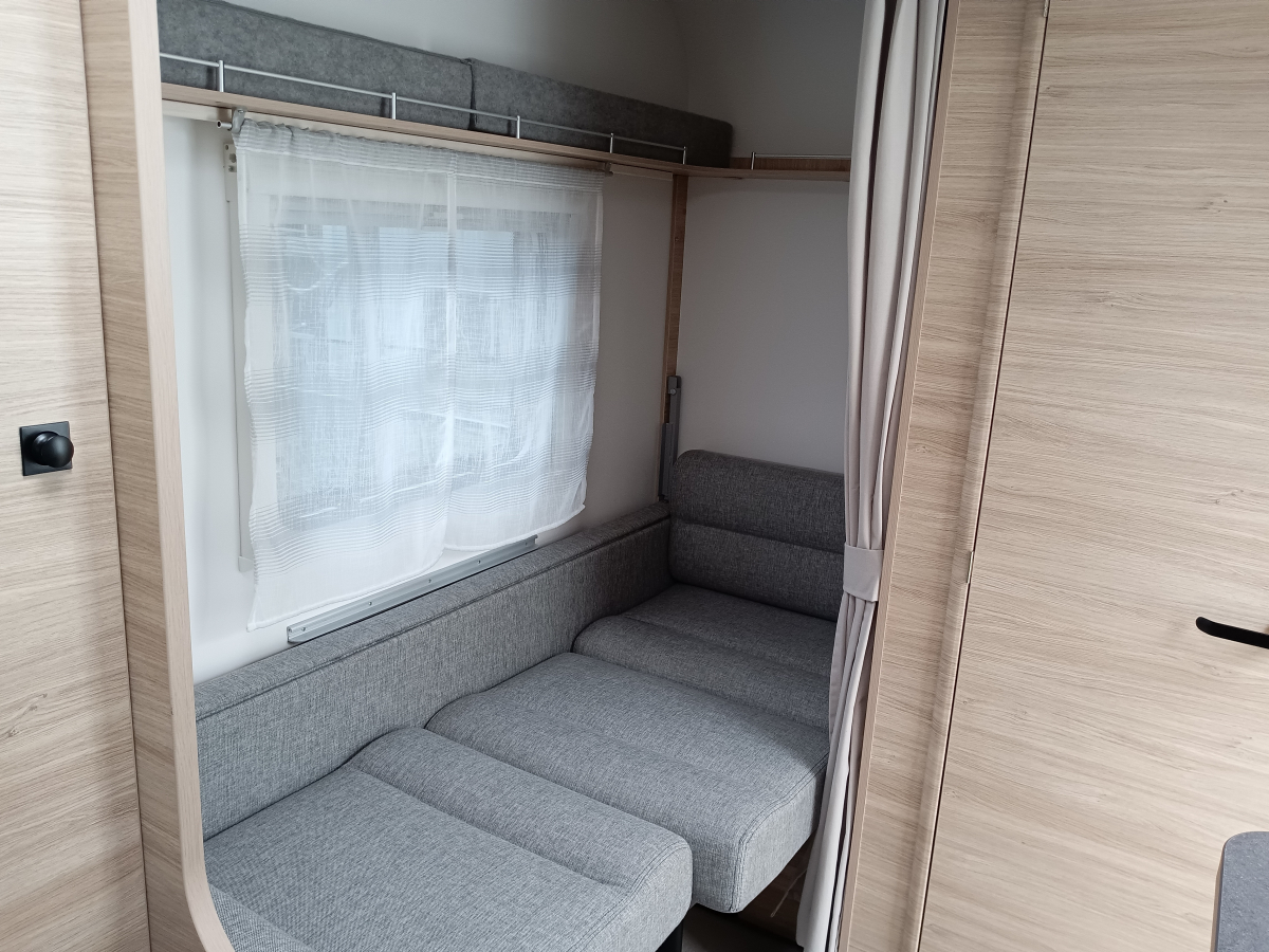 インディアナRV エメロード 406 VIP ハイブリッドII 牽引免許不要です♪の画像