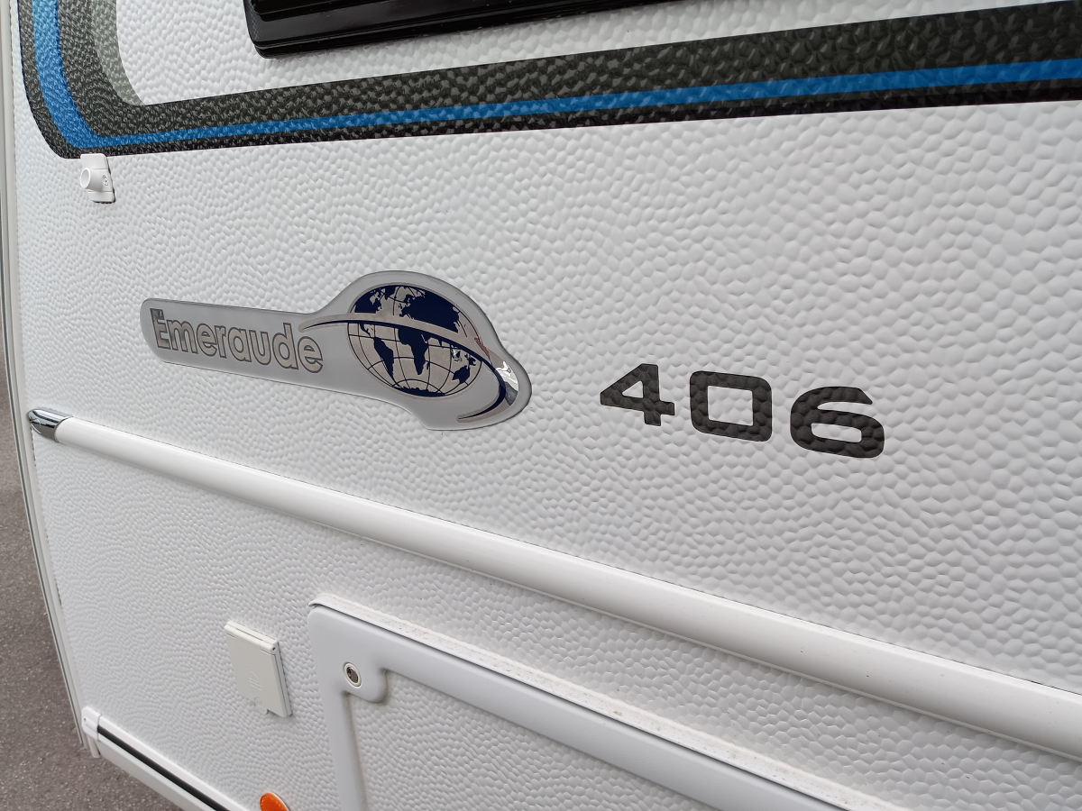 インディアナRV エメロード 406 VIP ハイブリッドII 牽引免許不要です♪の画像