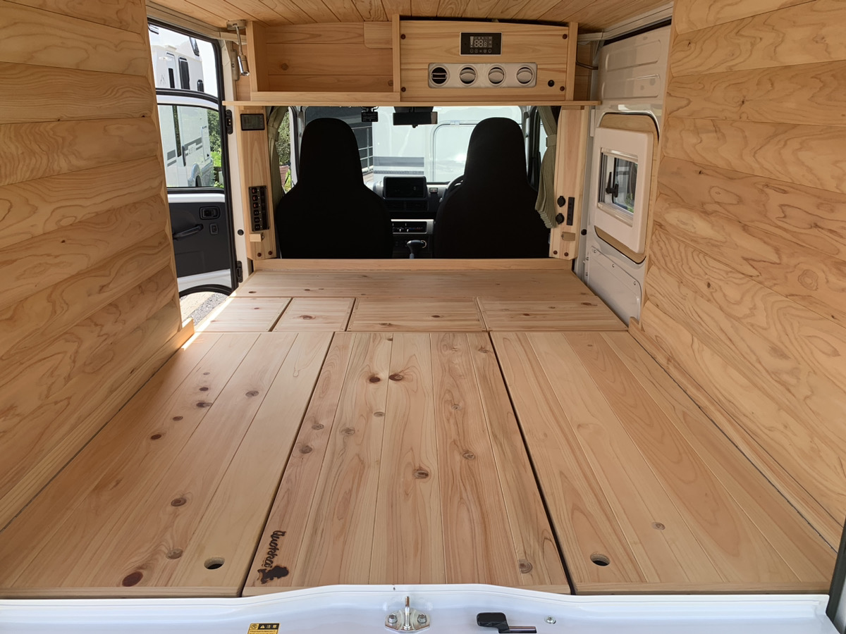 その他 クオッカ 令和6年式 4WD ダイハツ・ハイゼット トラックをベースにした「富士の麓、静岡産のヒノキ」を惜しみなく使用した軽キャンパー!の画像