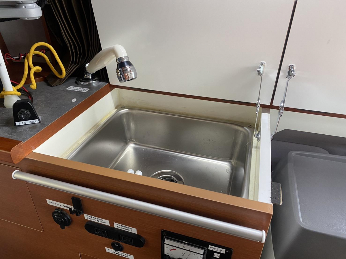キャンピングカー広島 ピコ POPUPカレントキャンパー ミニバンよりも小さいコンパクトサイズを追求したバンコンの画像
