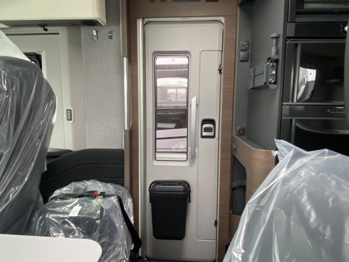 ADRIA SUPERSONIC 780 SL 美しき造形と、最高峰の快適。の画像