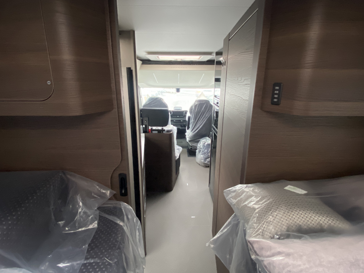 ADRIA SUPERSONIC 780 SL 美しき造形と、最高峰の快適。の画像