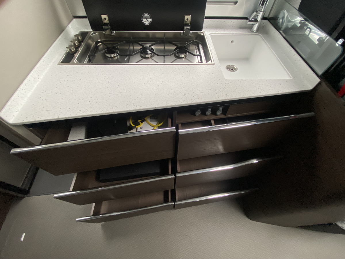 ADRIA SUPERSONIC 780 SL 美しき造形と、最高峰の快適。の画像