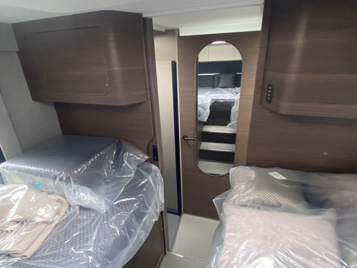 ADRIA SUPERSONIC 780 SL 美しき造形と、最高峰の快適。の画像