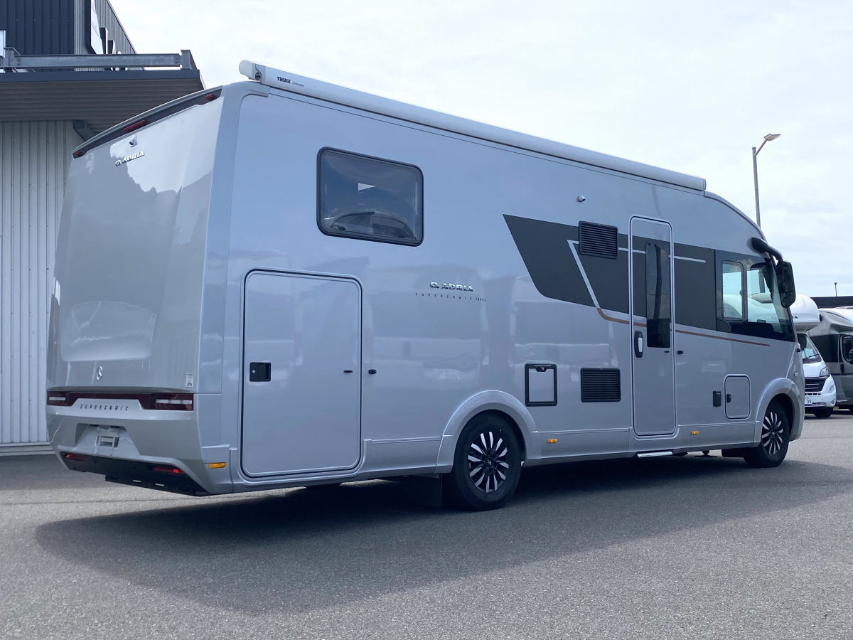 ADRIA SUPERSONIC 780 SL 美しき造形と、最高峰の快適。の画像