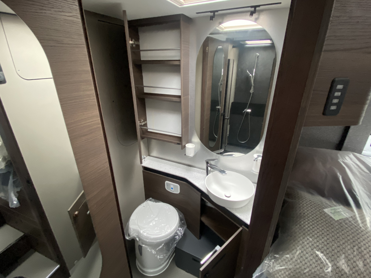 ADRIA SUPERSONIC 780 SL 美しき造形と、最高峰の快適。の画像