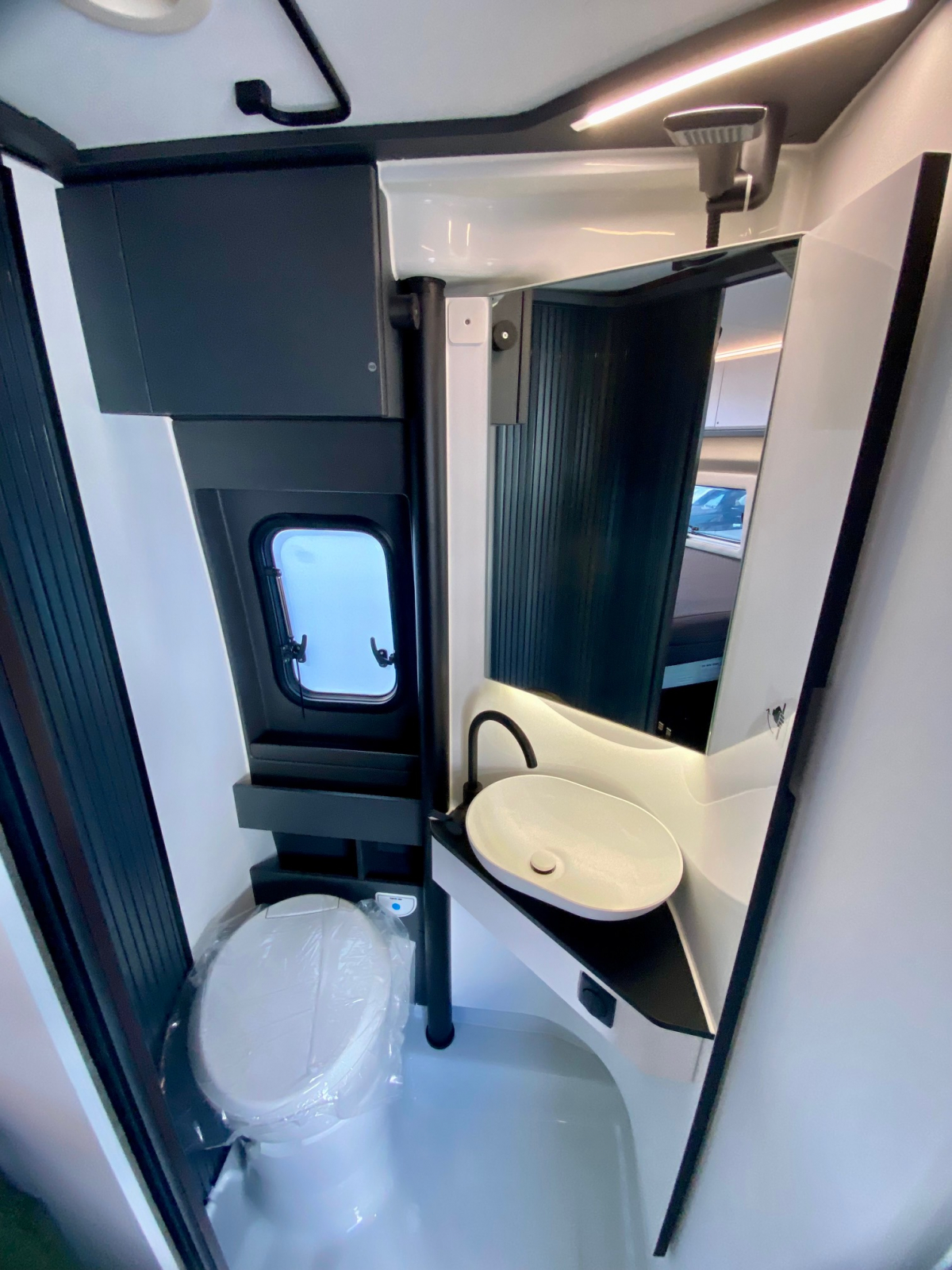 ADRIA TWIN SUPREME 640 SGX TWIN最大のサイズに大きな電動昇降ベッドの画像