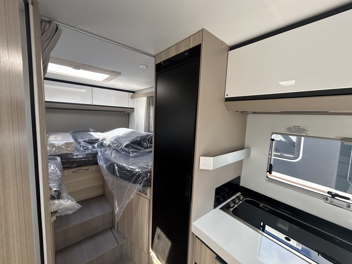 ADRIA COMPACT SUPREME DL コンパクトなサイズでありながら広々とした居住空間、スタイル、実用性、快適性を兼ね備えた、1年中使えるモーターホームです。の画像