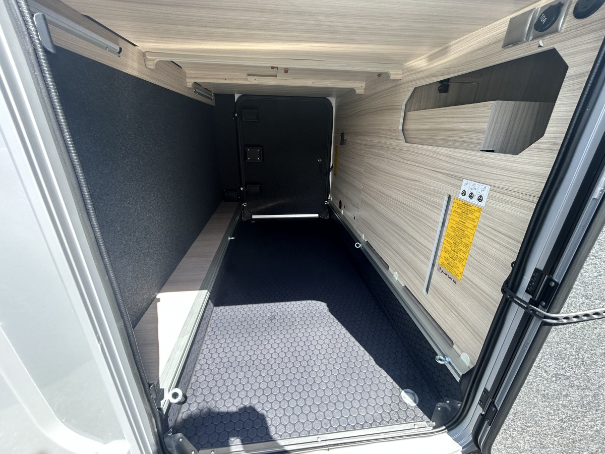 ADRIA COMPACT SUPREME DL コンパクトなサイズでありながら広々とした居住空間、スタイル、実用性、快適性を兼ね備えた、1年中使えるモーターホームです。の画像