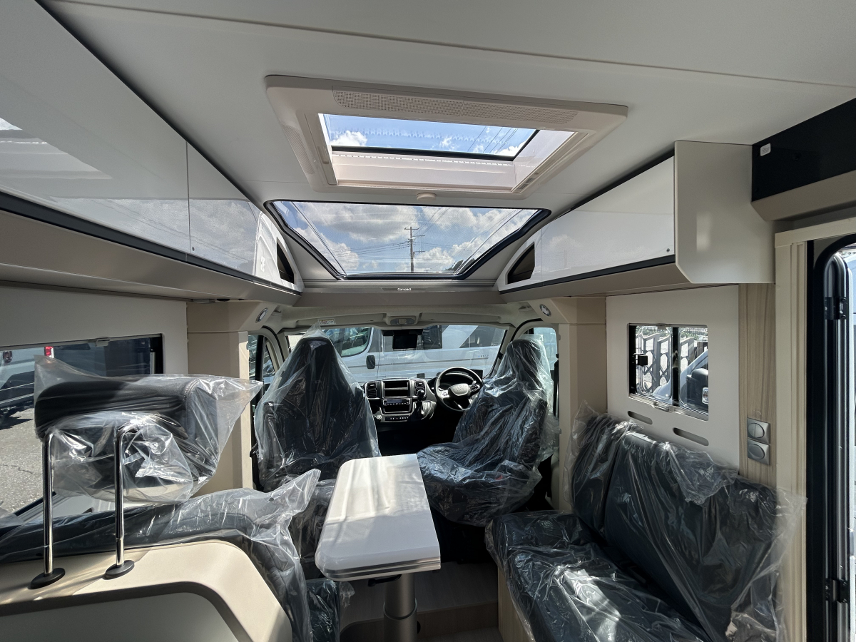 ADRIA COMPACT SUPREME DL コンパクトなサイズでありながら広々とした居住空間、スタイル、実用性、快適性を兼ね備えた、1年中使えるモーターホームです。の画像