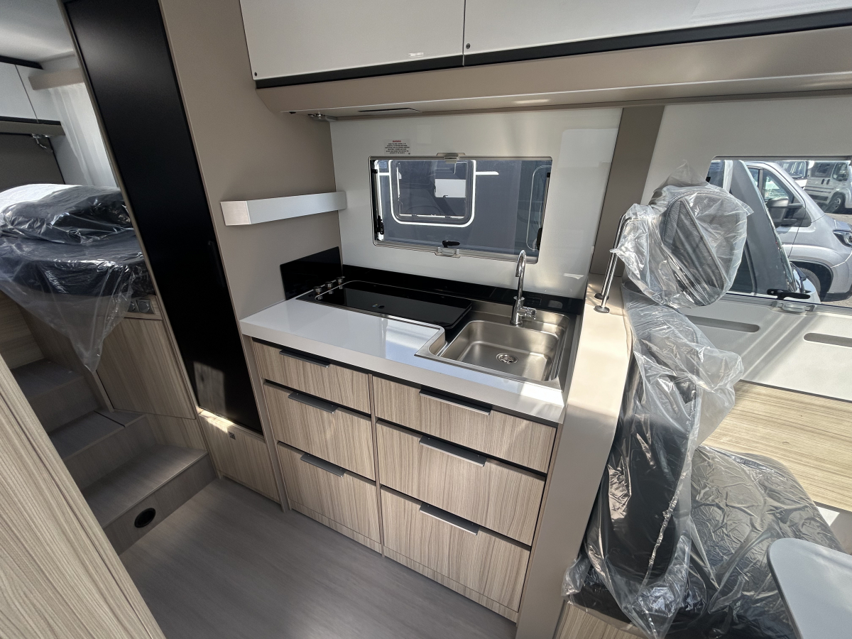 ADRIA COMPACT SUPREME DL コンパクトなサイズでありながら広々とした居住空間、スタイル、実用性、快適性を兼ね備えた、1年中使えるモーターホームです。の画像