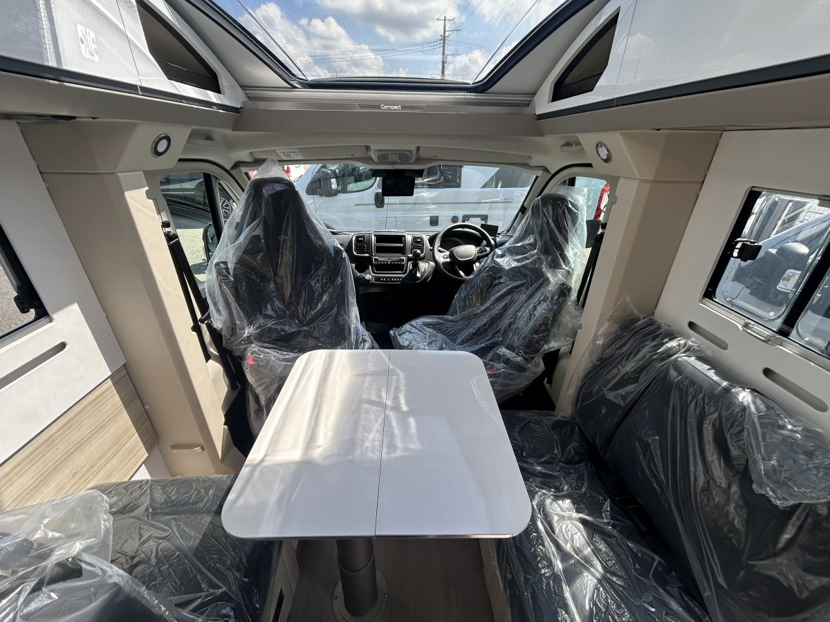 ADRIA COMPACT SUPREME DL コンパクトなサイズでありながら広々とした居住空間、スタイル、実用性、快適性を兼ね備えた、1年中使えるモーターホームです。の画像