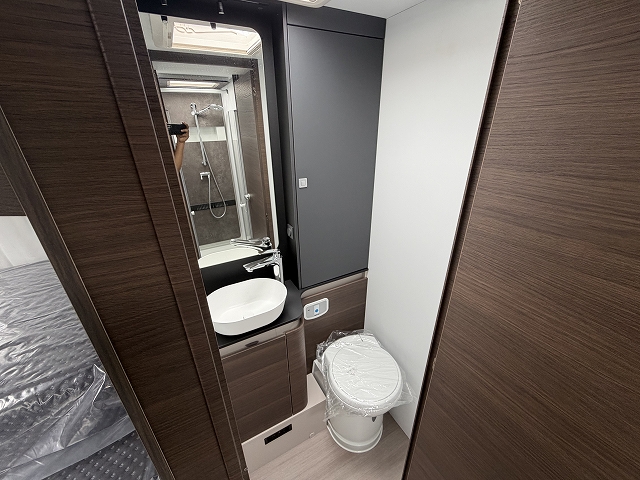 ADRIA SONIC SUPREME 700 DL セカンドシートが横向き対面シートの画像