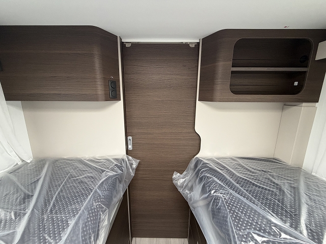 ADRIA SONIC SUPREME 700 DL セカンドシートが横向き対面シートの画像
