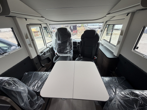 ADRIA SONIC SUPREME 700 DL セカンドシートが横向き対面シートの他画像5枚目