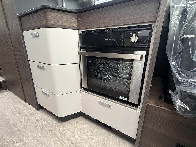 ADRIA SONIC SUPREME 700 DL セカンドシートが横向き対面シートの画像
