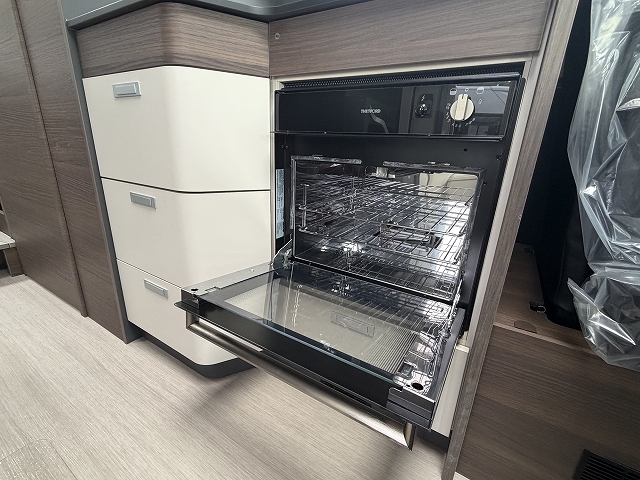 ADRIA SONIC SUPREME 700 DL セカンドシートが横向き対面シートの画像