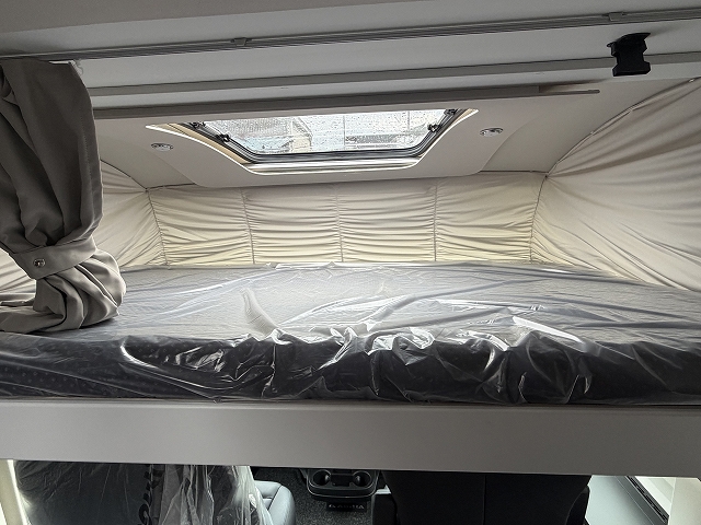 ADRIA SONIC SUPREME 700 DL セカンドシートが横向き対面シートの画像