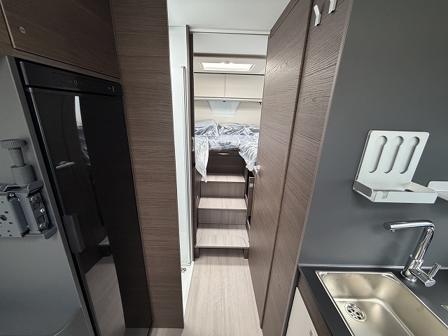 ADRIA SONIC SUPREME 700 DL セカンドシートが横向き対面シートの画像