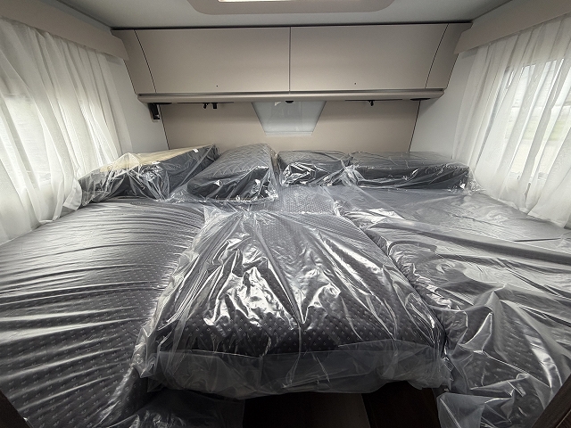 ADRIA SONIC SUPREME 700 DL セカンドシートが横向き対面シートの画像
