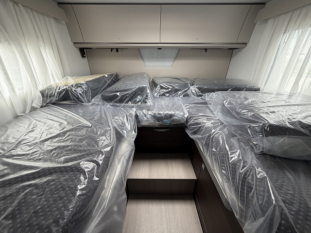 ADRIA SONIC SUPREME 700 DL セカンドシートが横向き対面シートの画像