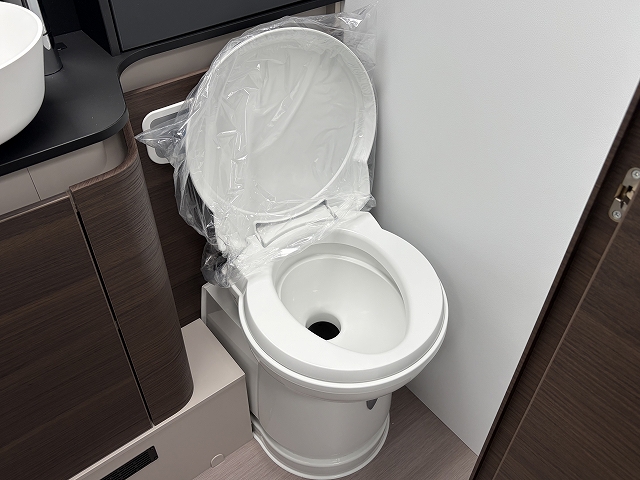 ADRIA SONIC SUPREME 700 DL セカンドシートが横向き対面シートの画像