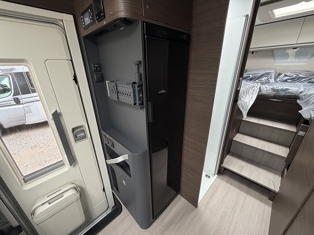 ADRIA SONIC SUPREME 700 DL セカンドシートが横向き対面シートの画像