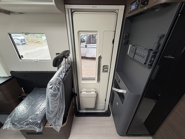 ADRIA SONIC SUPREME 700 DL セカンドシートが横向き対面シートの画像
