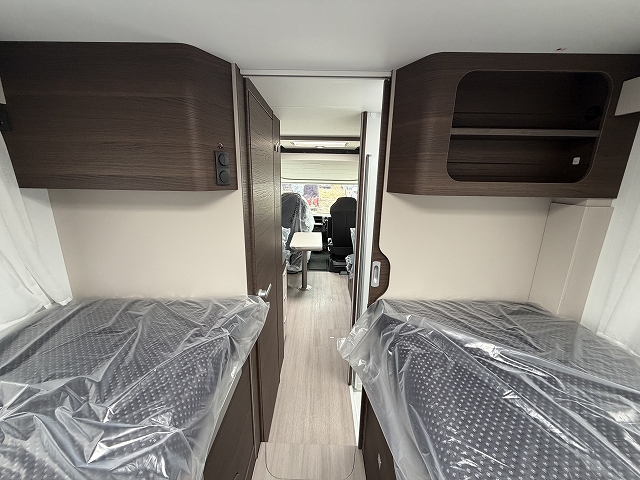 ADRIA SONIC SUPREME 700 DL セカンドシートが横向き対面シートの画像