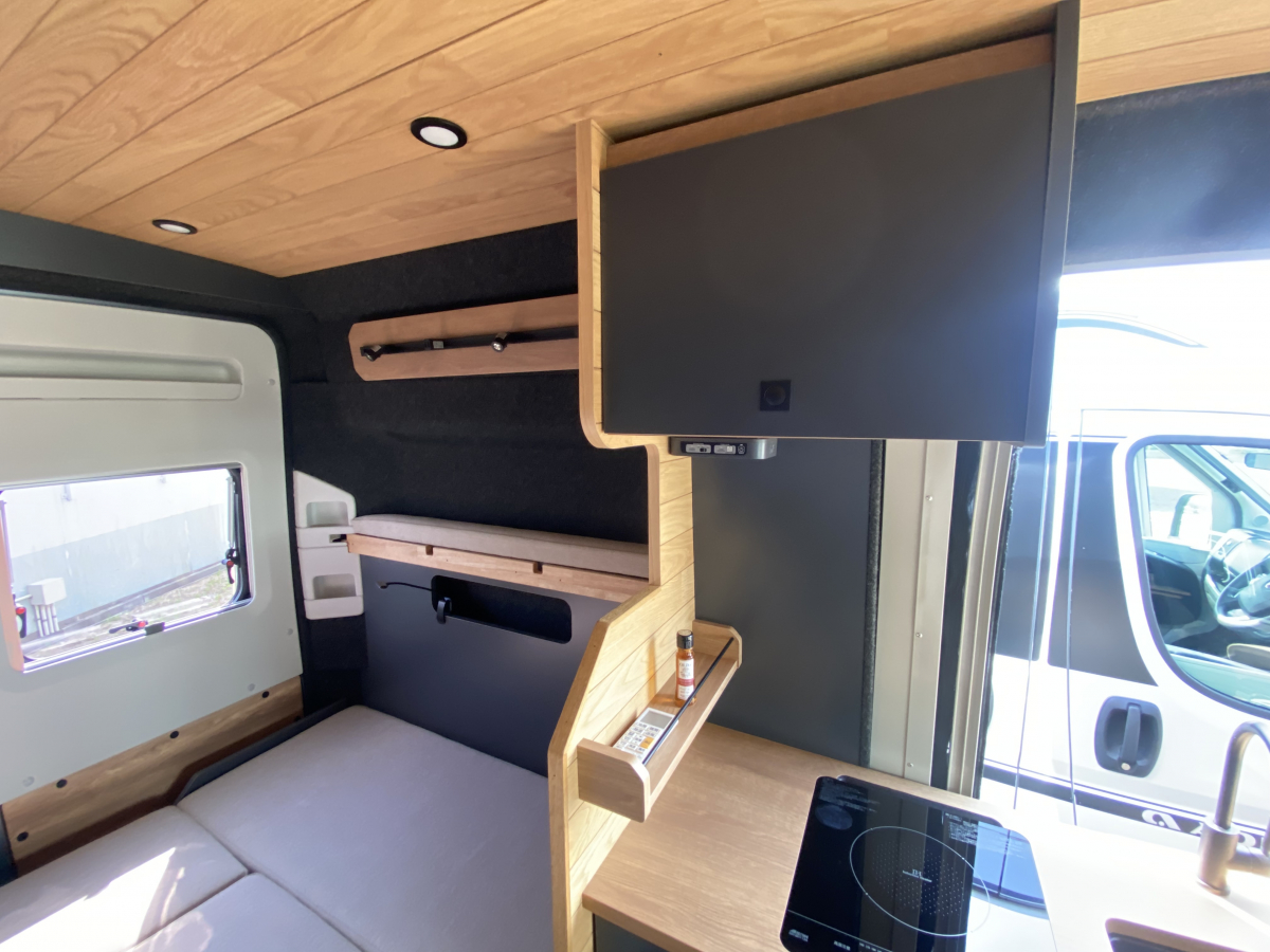 THIRD SPACE BREATH 54DD 2人旅でも家族でも使いやすいキャンピングカー!の画像