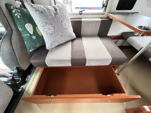 インディアナRV インディ727  軽キャンパーの枠を超えた本格派アルミボディ・キャブコンの他画像2枚目