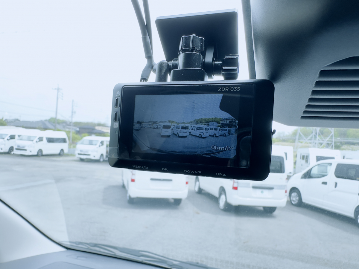 レクビィ イゾラ ナロー 日産キャラバンの標準幅(ナロー)・スーパーロングをベースにした、「シャワールーム完備×機動力」を極めたハイエンドバンコン!の画像