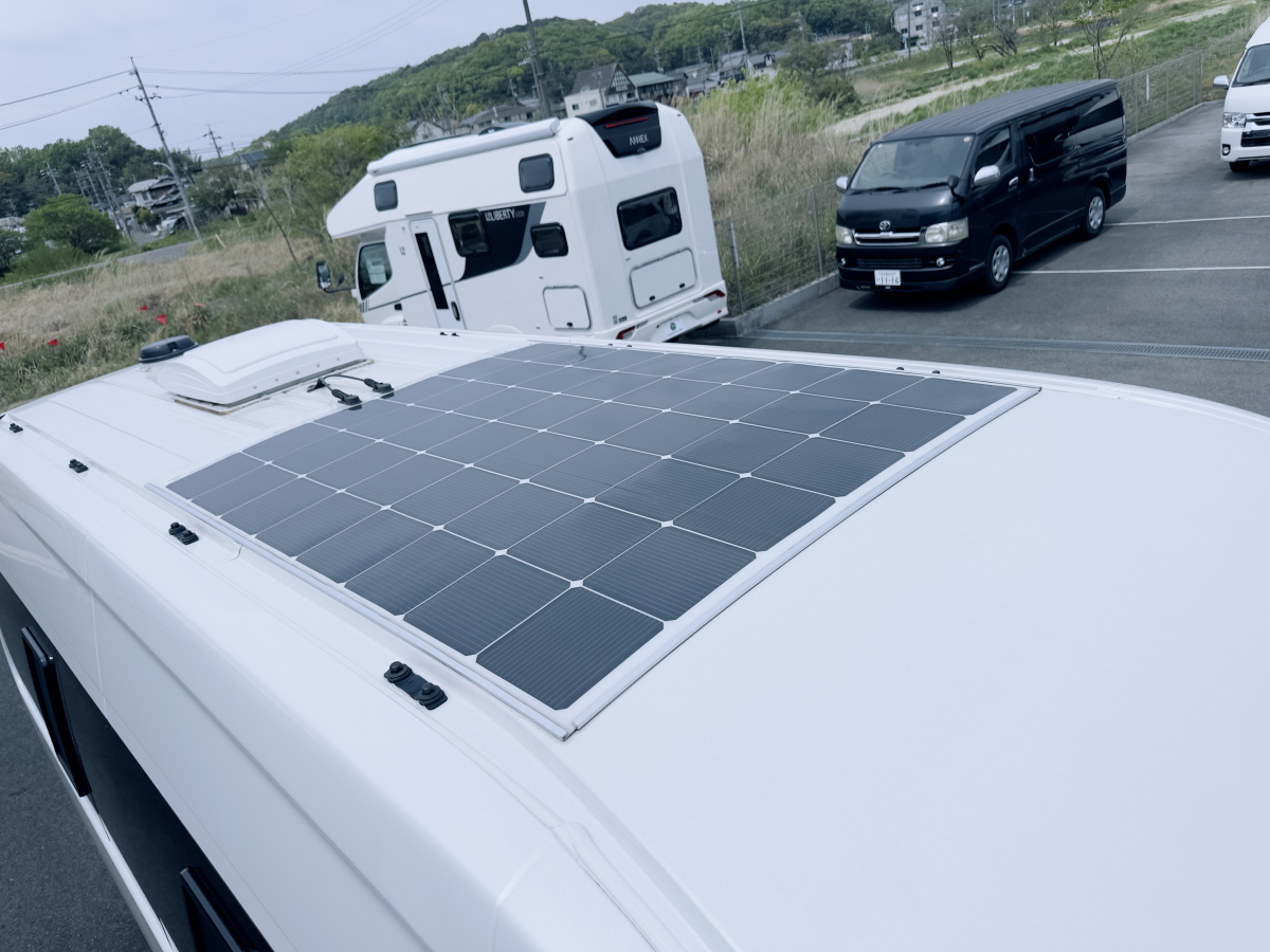 レクビィ イゾラ ナロー 日産キャラバンの標準幅(ナロー)・スーパーロングをベースにした、「シャワールーム完備×機動力」を極めたハイエンドバンコン!の画像