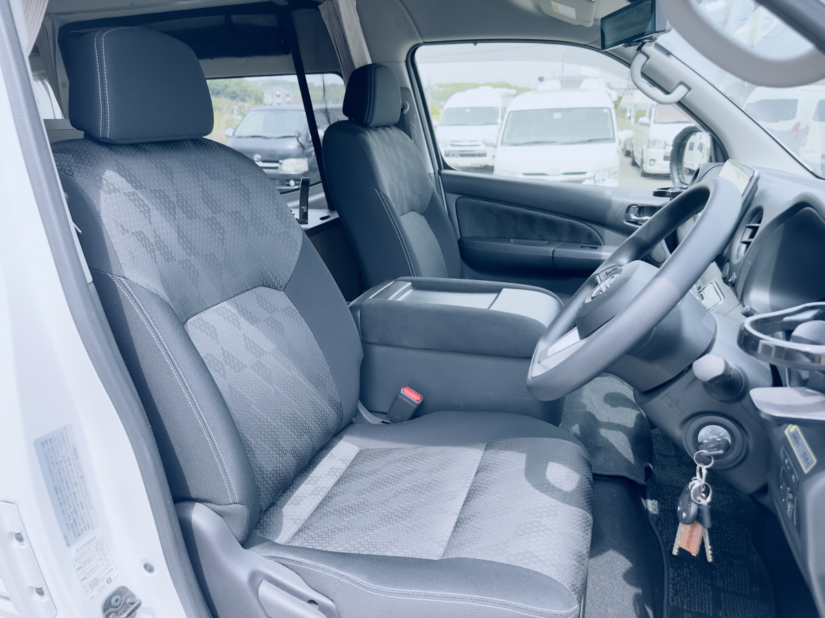 レクビィ イゾラ ナロー 日産キャラバンの標準幅(ナロー)・スーパーロングをベースにした、「シャワールーム完備×機動力」を極めたハイエンドバンコン!の画像