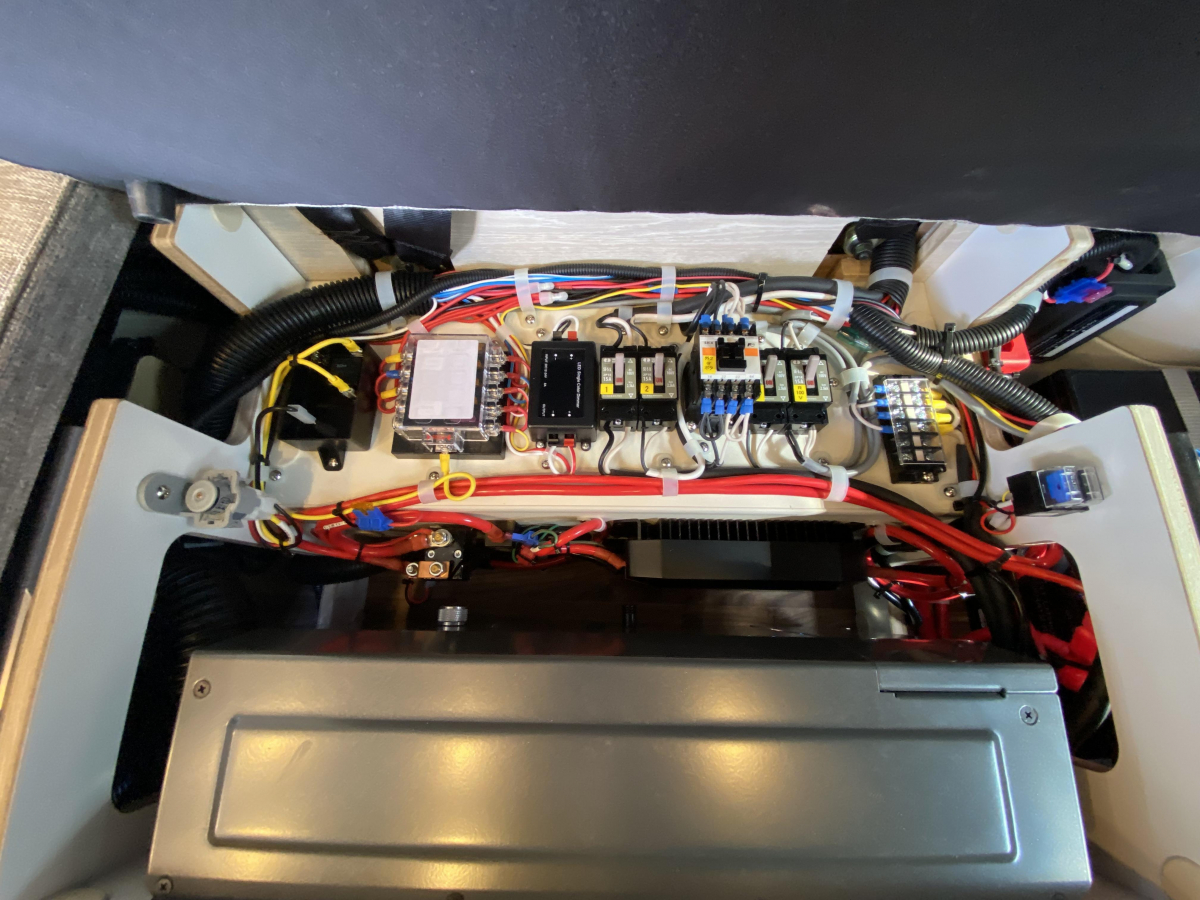 アネックス Arte3 EXCP+2 4WD 街乗りも旅もこなすキャンピングカー入庫!の画像