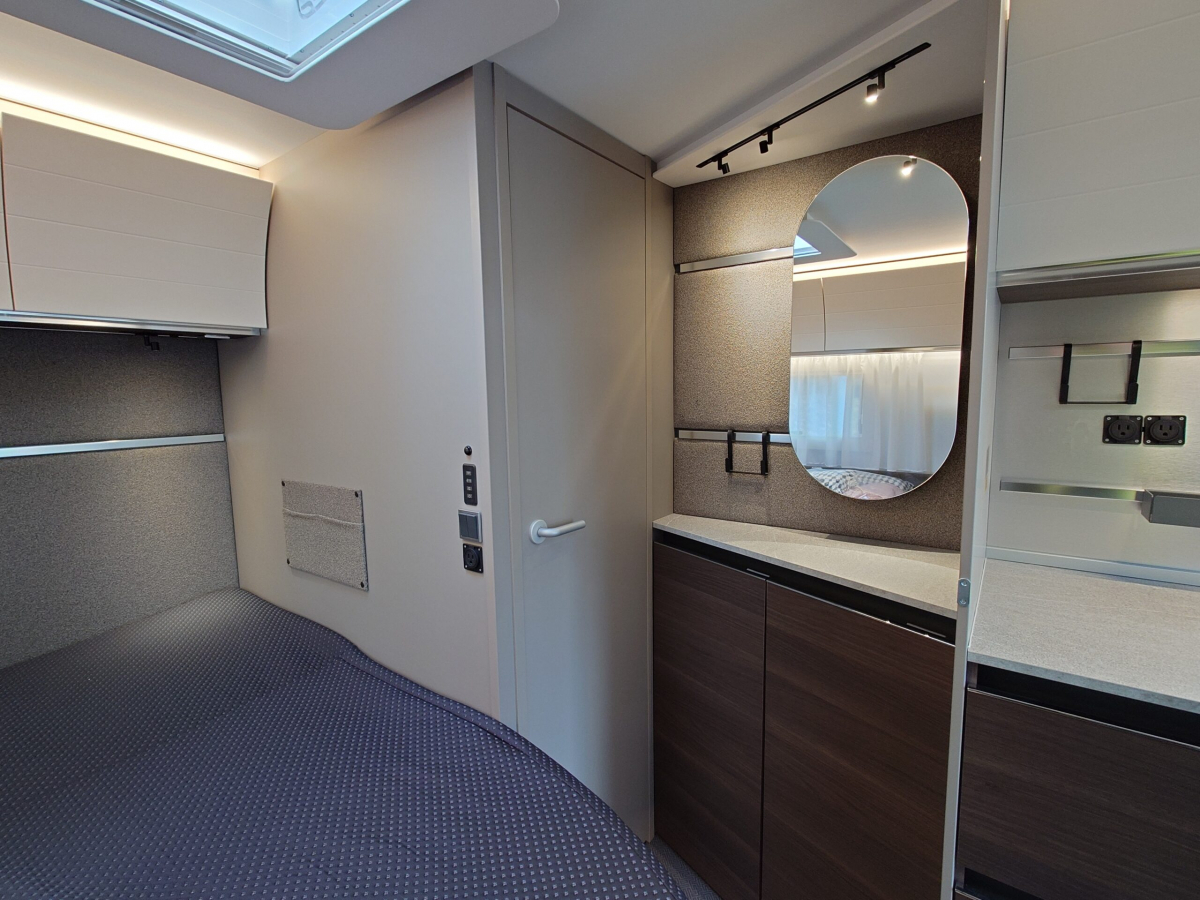 ADRIA ALPINA 583 LP 北欧の極寒にも耐えうる究極の断熱性能と、ラグジュアリーホテルのような気品を兼ね備えた、まさに「動く邸宅」の画像