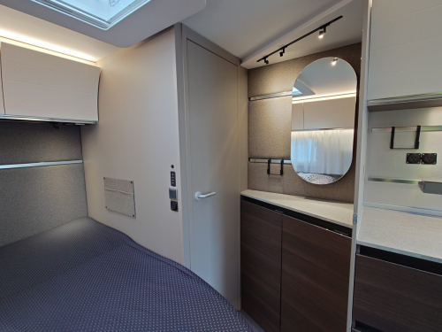 ADRIA ALPINA 583 LP 北欧の極寒にも耐えうる究極の断熱性能と、ラグジュアリーホテルのような気品を兼ね備えた、まさに「動く邸宅」の他画像4枚目