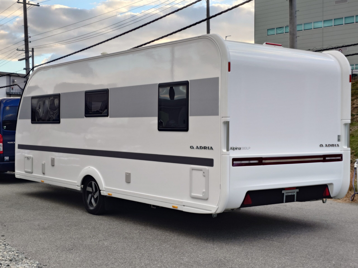 ADRIA ALPINA 583 LP 北欧の極寒にも耐えうる究極の断熱性能と、ラグジュアリーホテルのような気品を兼ね備えた、まさに「動く邸宅」の画像
