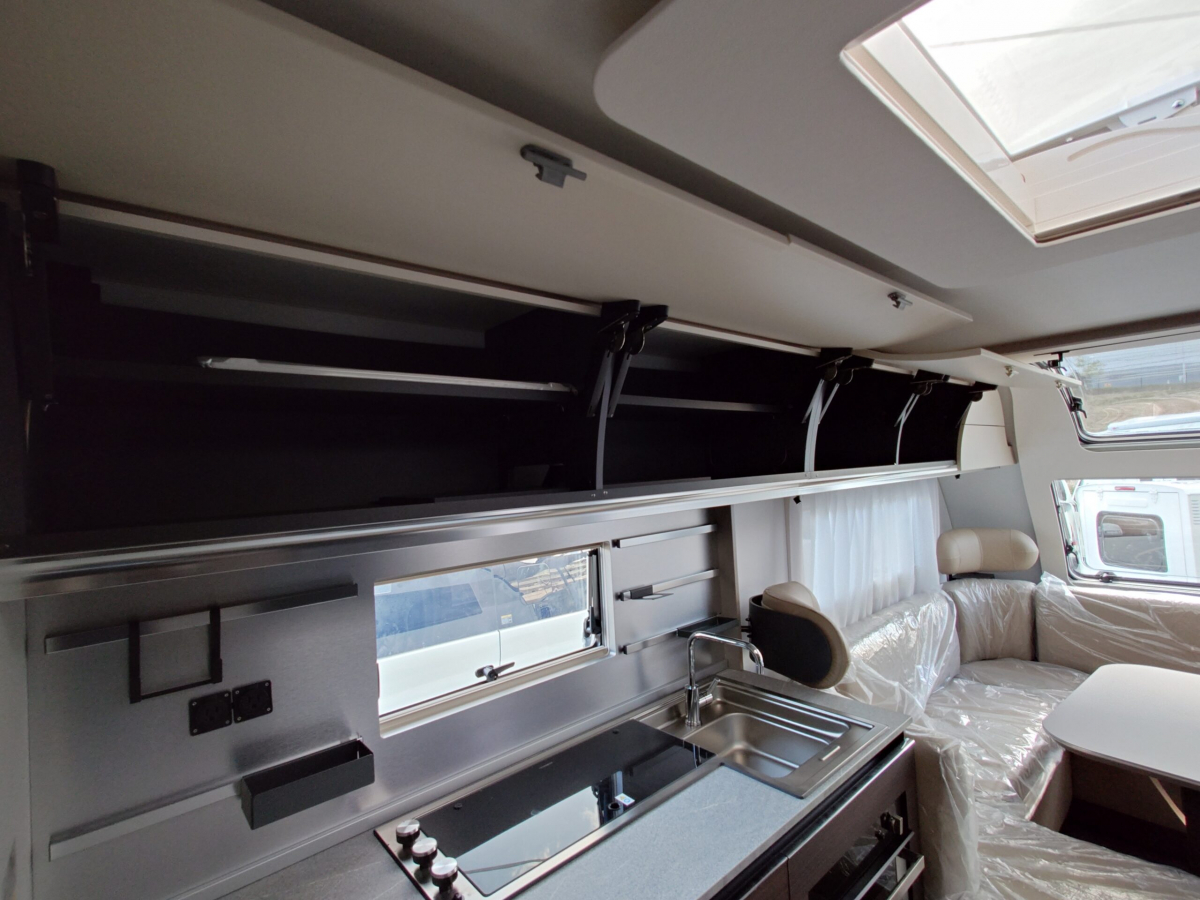 ADRIA ALPINA 583 LP 北欧の極寒にも耐えうる究極の断熱性能と、ラグジュアリーホテルのような気品を兼ね備えた、まさに「動く邸宅」の画像
