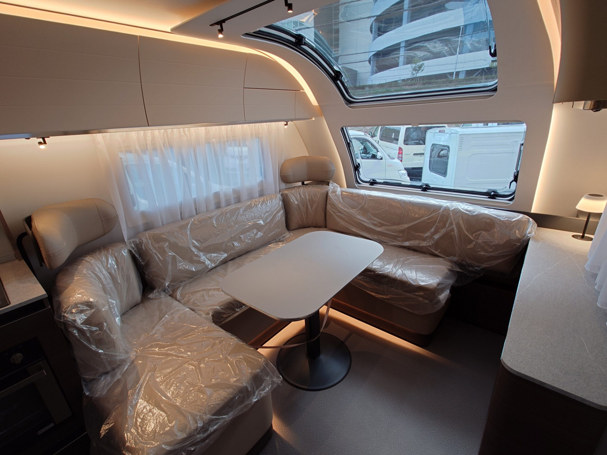 ADRIA ALPINA 583 LP 北欧の極寒にも耐えうる究極の断熱性能と、ラグジュアリーホテルのような気品を兼ね備えた、まさに「動く邸宅」の画像
