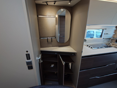 ADRIA ALPINA 583 LP 北欧の極寒にも耐えうる究極の断熱性能と、ラグジュアリーホテルのような気品を兼ね備えた、まさに「動く邸宅」の他画像5枚目