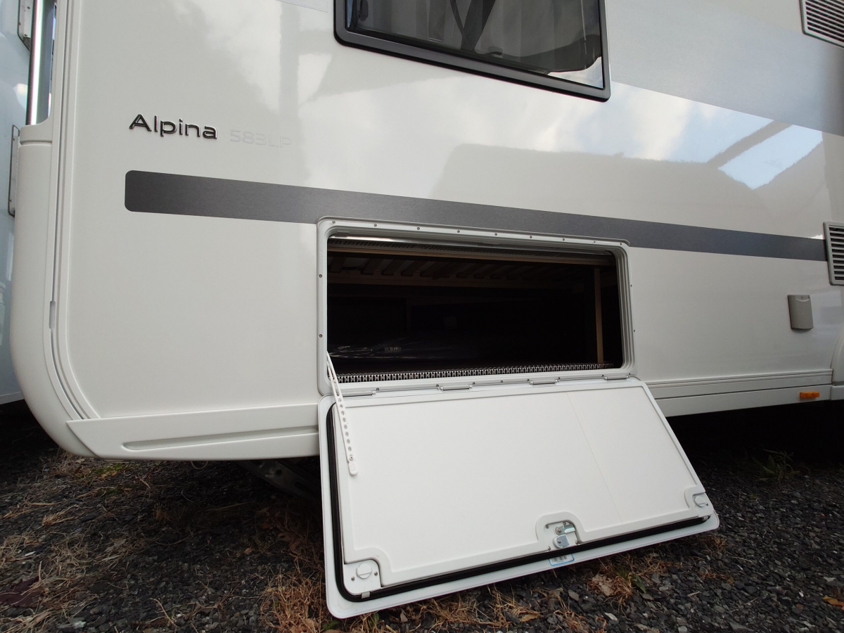 ADRIA ALPINA 583 LP 北欧の極寒にも耐えうる究極の断熱性能と、ラグジュアリーホテルのような気品を兼ね備えた、まさに「動く邸宅」の画像