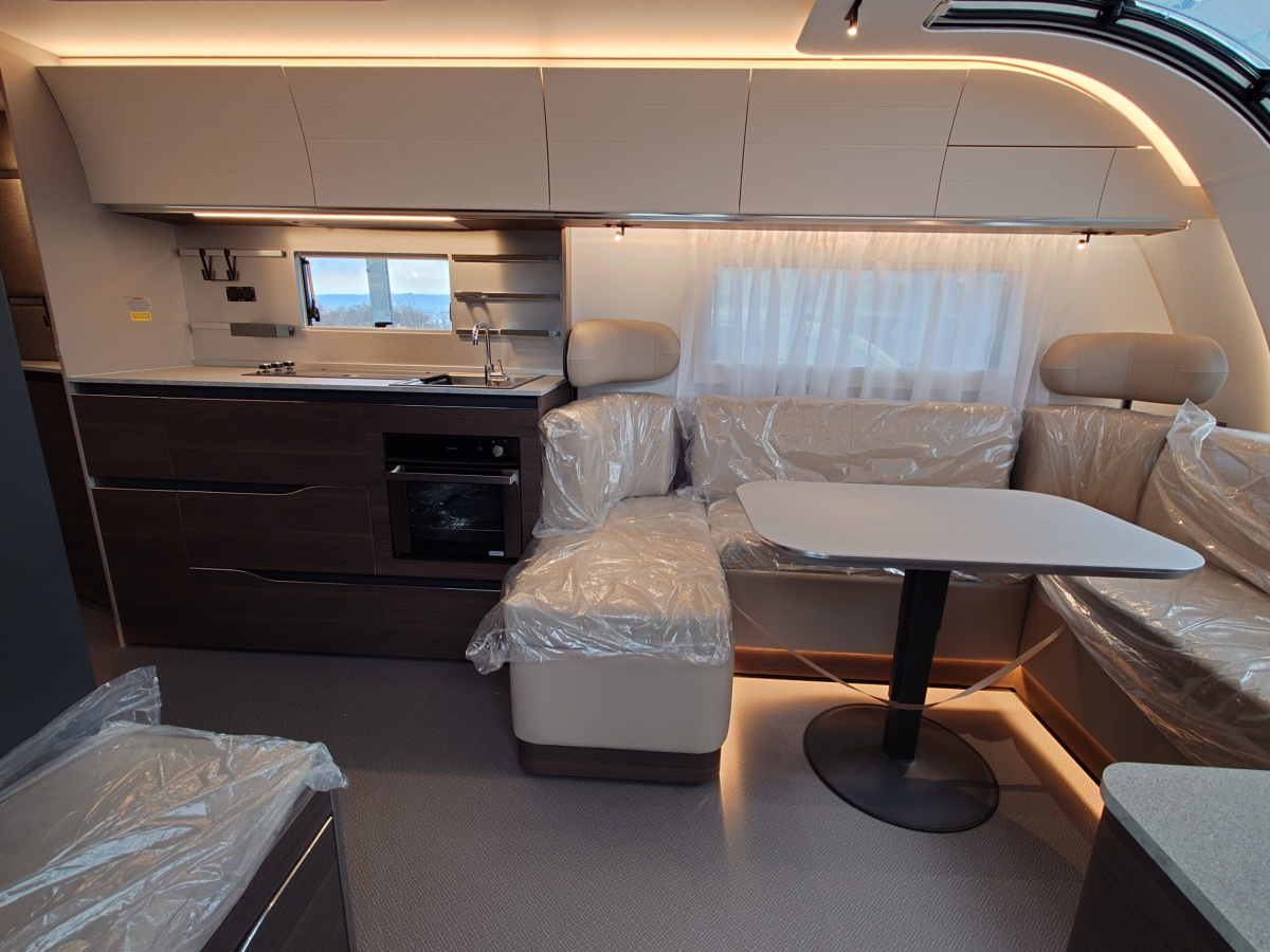 ADRIA ALPINA 583 LP 北欧の極寒にも耐えうる究極の断熱性能と、ラグジュアリーホテルのような気品を兼ね備えた、まさに「動く邸宅」の画像