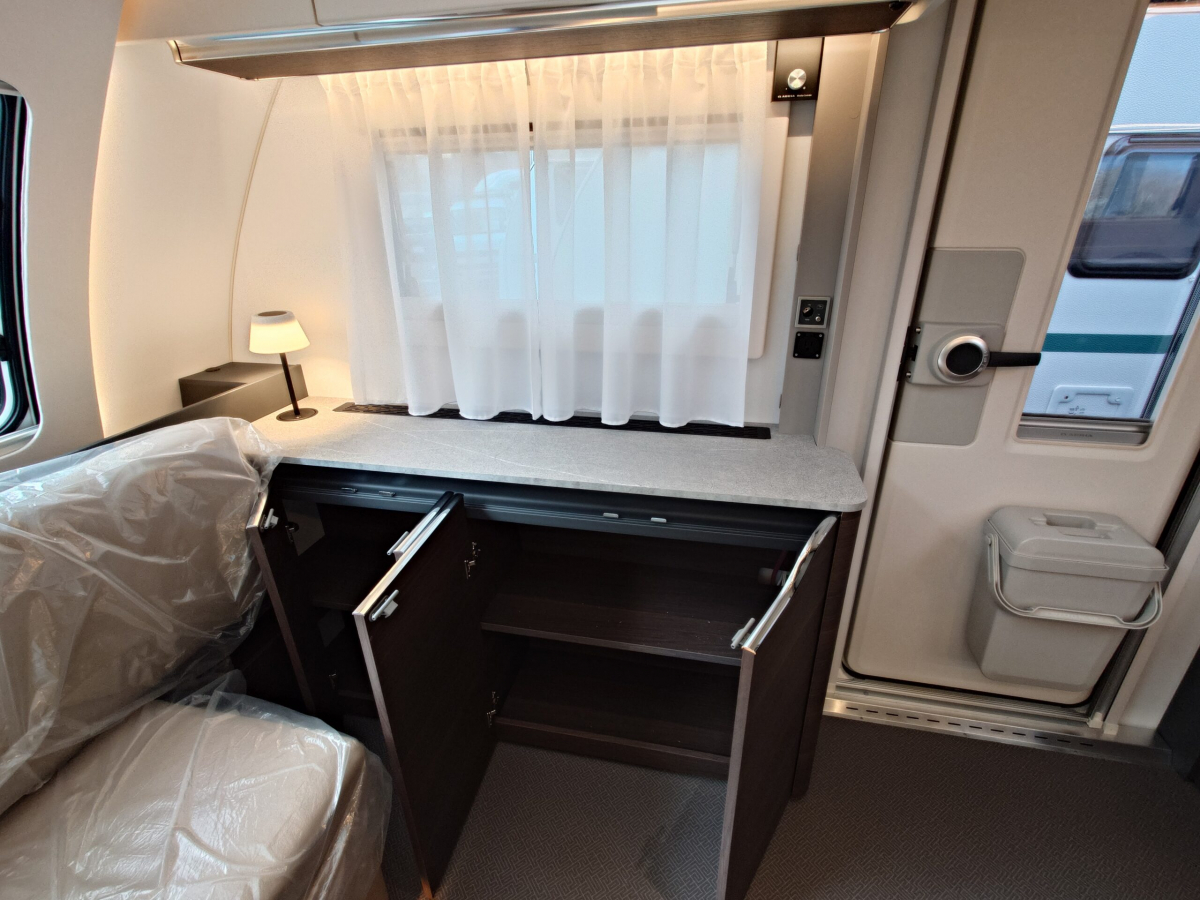 ADRIA ALPINA 583 LP 北欧の極寒にも耐えうる究極の断熱性能と、ラグジュアリーホテルのような気品を兼ね備えた、まさに「動く邸宅」の画像