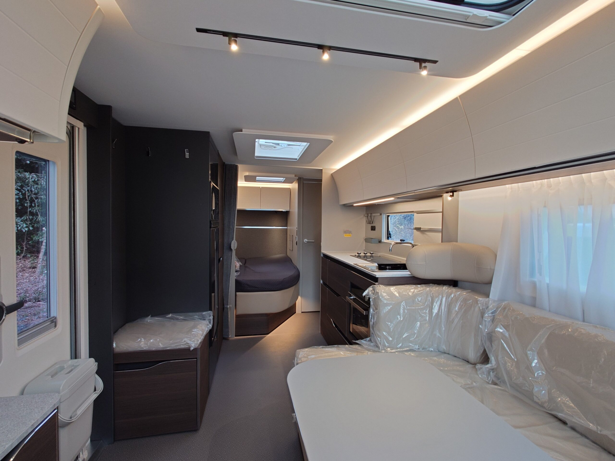 ADRIA ALPINA 583 LP 北欧の極寒にも耐えうる究極の断熱性能と、ラグジュアリーホテルのような気品を兼ね備えた、まさに「動く邸宅」の画像