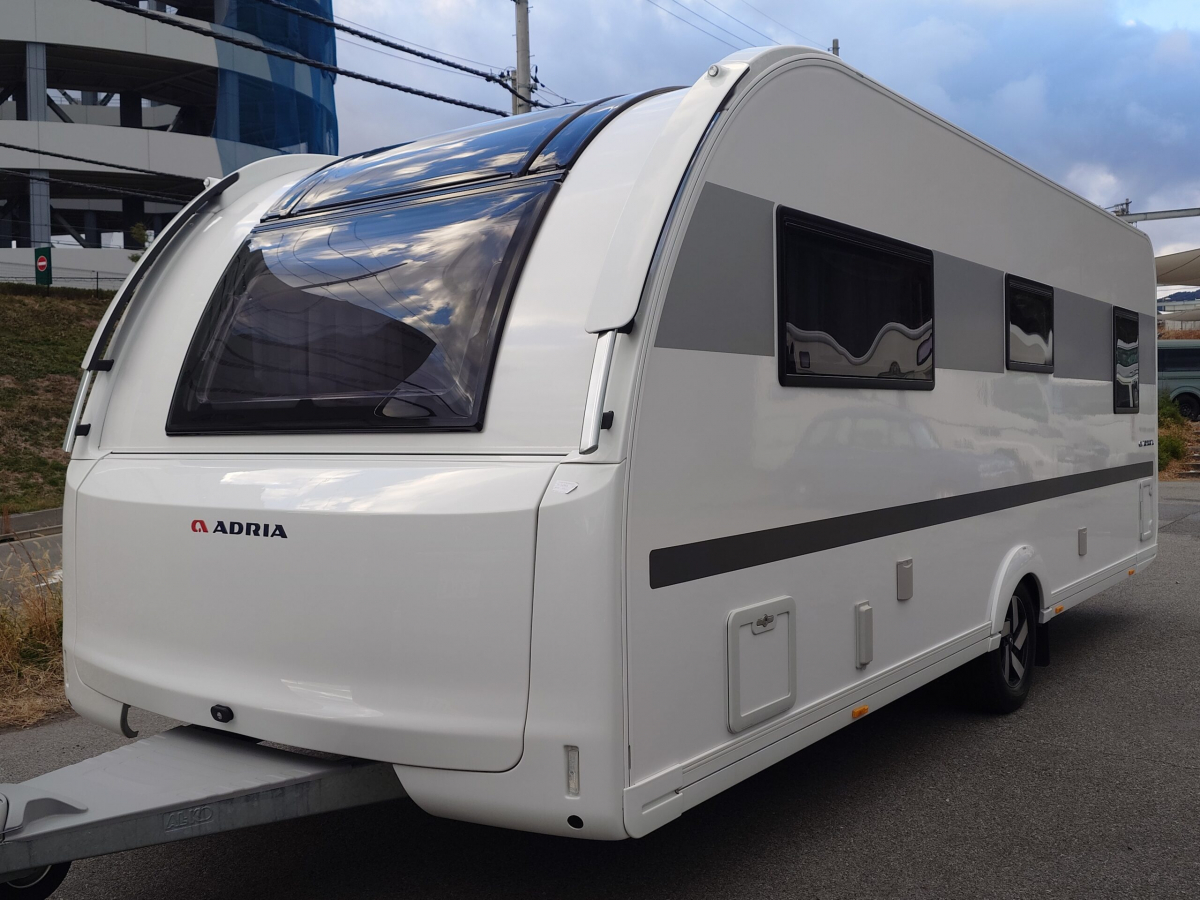 ADRIA ALPINA 583 LP 北欧の極寒にも耐えうる究極の断熱性能と、ラグジュアリーホテルのような気品を兼ね備えた、まさに「動く邸宅」の画像